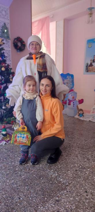 Вручення подарунків 
